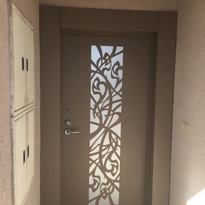 דלת כניסה מעוצבת בשפה מודרנית