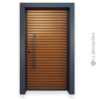 דלת חוץ עם חיפוי סרגלי אלומיניום בגוון דמוי עץ