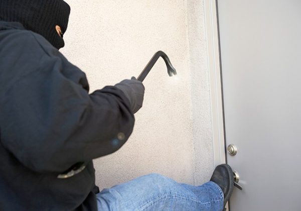 אמצעי ביטחון לבית – האזעקה מצפצפת וגם הפורצים – על דלת הכניסה שלכם.