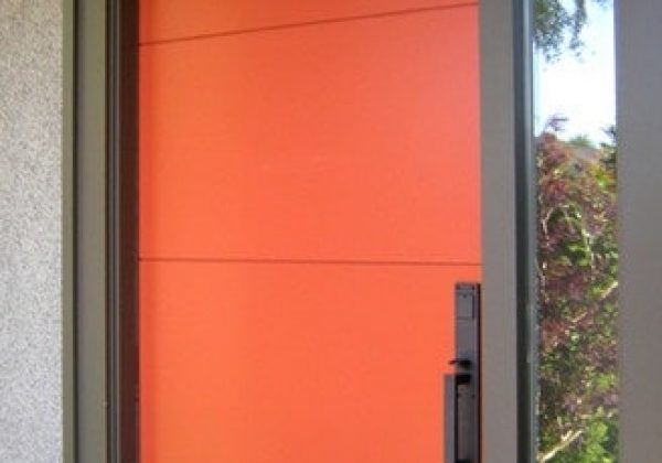 דלתות כניסה גבוהות בצבעים נועזים